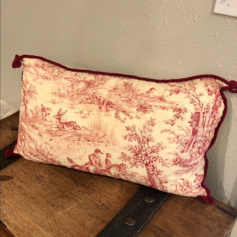 Red and cream pattern pillow.
